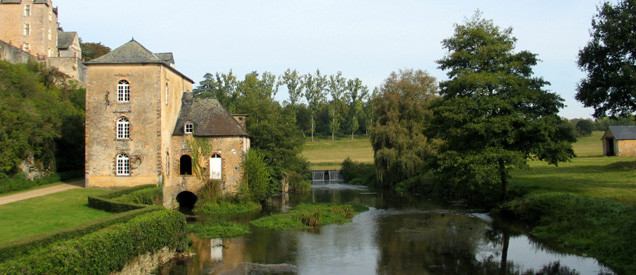 Moulin de Thévalles au cœur de sa rivière