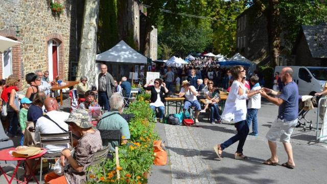 Le bourg de Fontaine-Daniel animé lors de la Fête de la Terre