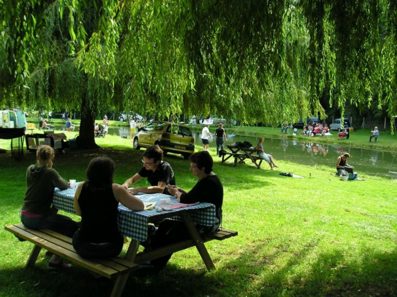 Tables pique-nique à la pisculture de l’Ouette