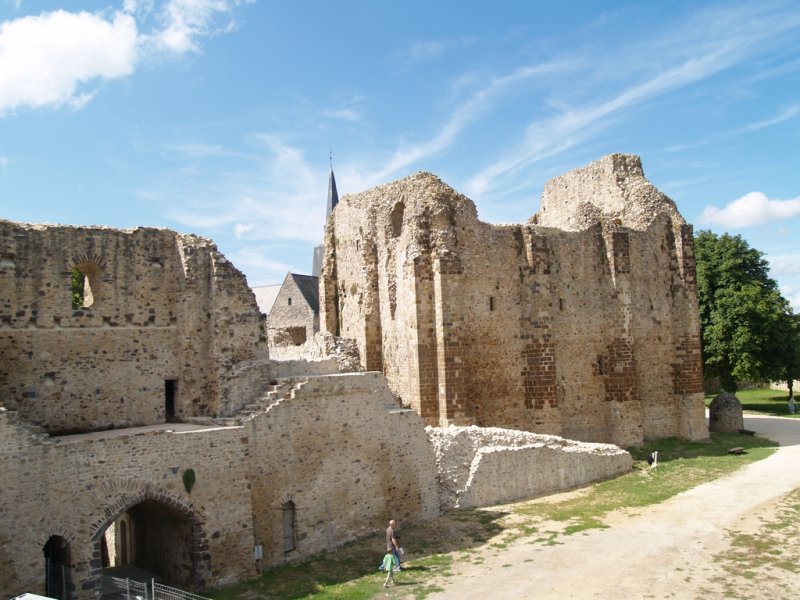 Donjon de la forteresse de Sainte-Suzanne
