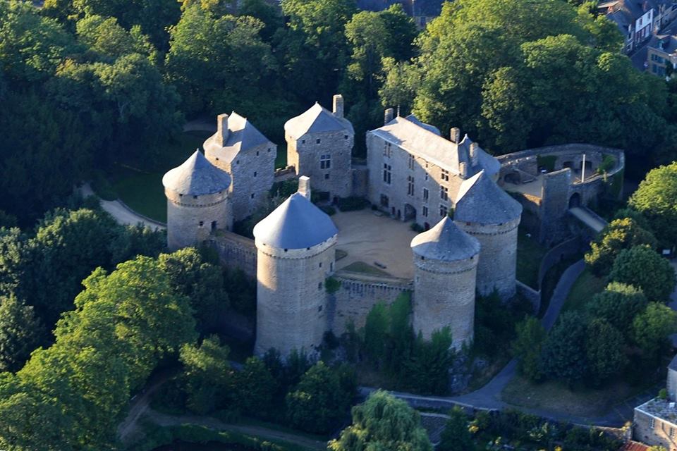 Zoom sur le chateau de Lassay