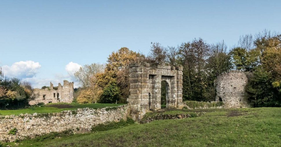 Le portail en pierre du Château de Bois Frou
