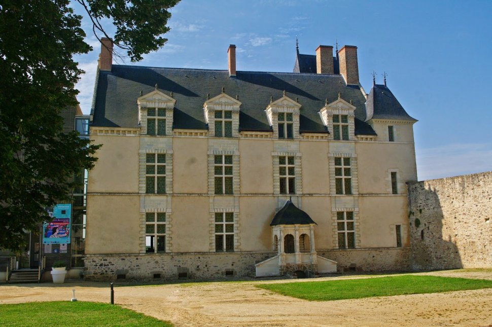 Le logis du chateau de Sainte-Suzanne