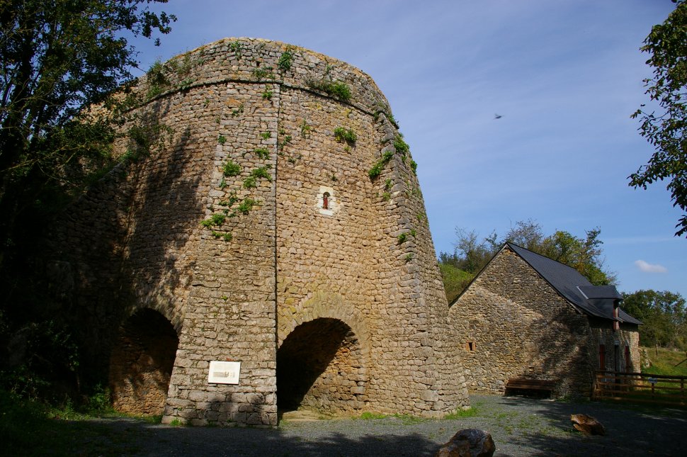 Façade du four à chaux à Saulges