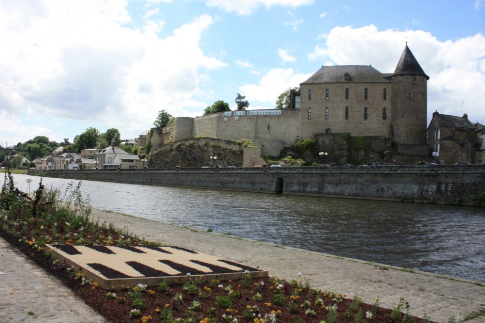 Château de la Mayenne sur le bord de la rive
