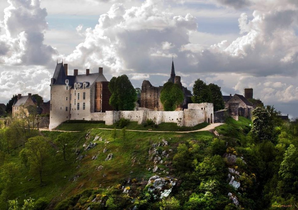 Chateau de Sainte-Suzanne au coeur de sa nature verdoyante