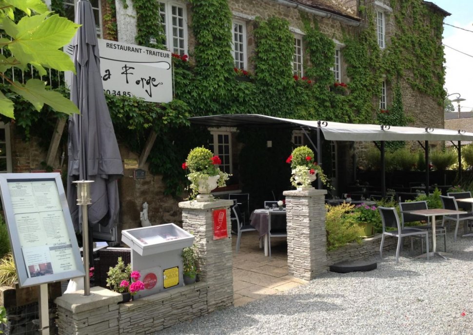 La terrasse ombragée du restaurant La Forge